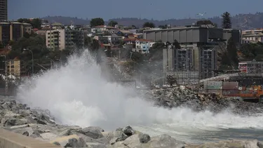 Experto alerta ante nuevo aviso de marejadas: Para quienes “visitan la playa es un peligro constante”