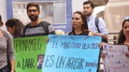 Trabajadoras de los Centros de la Mujer de la RM protestan en las afueras del Sernameg para exigir el fin de malas condiciones laborales