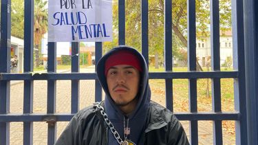 Encadenado por la salud mental: El suicidio que remeció a la UMCE