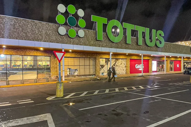 el calvario de clienta de tottus acusada erroneamente de robo, encerrada en calabozo con basura y humillada por su nacionalidad  suprema confirmo indemnizacion.webp