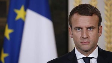 El Desconcierto | 700x420_macron bandera efe.jpg