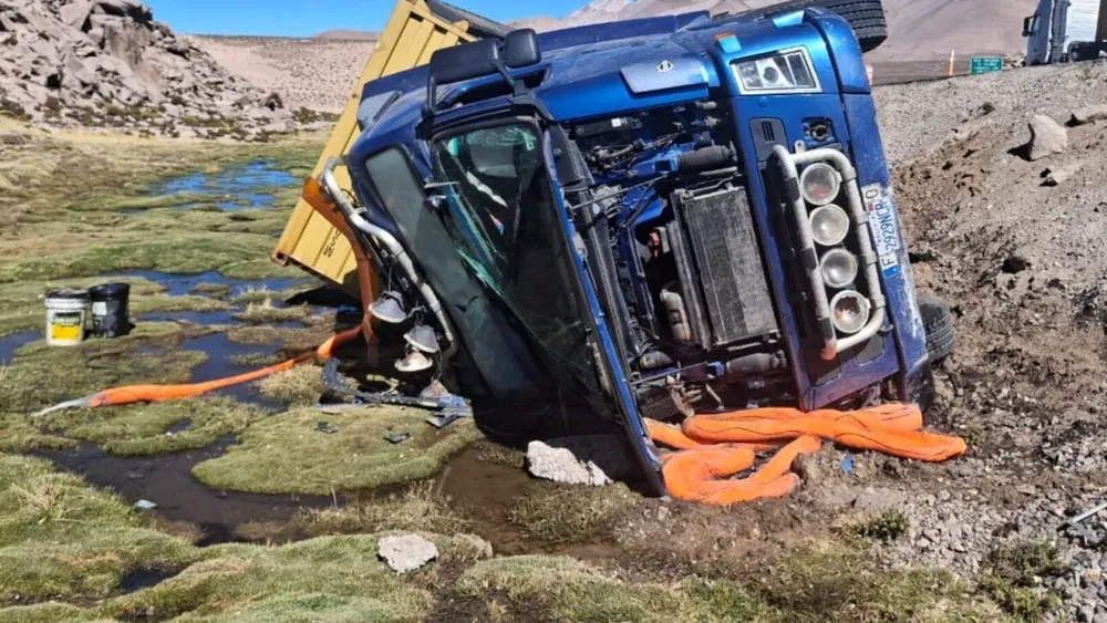 Otra vez un camión boliviano vuelca y derrama petróleo en bofedales del Parque Nacional Lauca en Arica