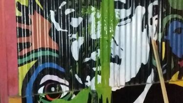 Como en tiempos de la UP: Lanzan pintura a sede del PC en Quillota y pegan stickers de Patria y Libertad