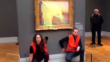 VIDEO| Otro ataque de activistas al arte: Lanzan puré de papas a Les Meules de Monet