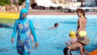 Echan a mujer de una piscina por bañarse en burkini y la obligan a pagar costos de desinfección del agua