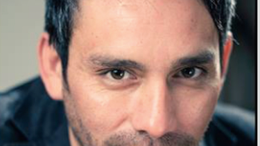 Claudio Fuentes, director de Santiago OFF: “El teatro se ha ido adelantando a movimientos sociales importantes; antes el bufón le anunciaba al rey lo que estaba sucediendo en el pueblo”