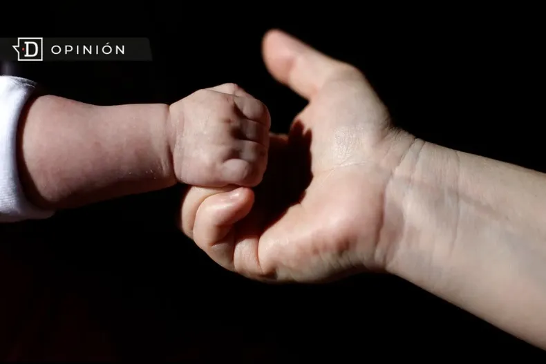 13389 mama sosteniendo la mano de su bebe.webp