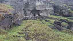 Zona de la cantera en el volcán Rano Raraku de Rapa Nui - Foto: Cristian Neira - El Desconcierto
