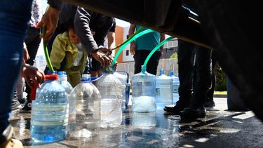 Hoy comienza gran corte de agua en Santiago de 36 horas: Las comunas, los horarios y puntos de abastecimiento