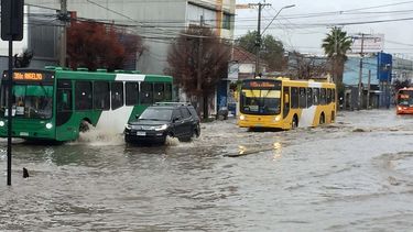 Lluvia en Santiago: Meteorólogo anuncia “precipitaciones explosivas” para este viernes