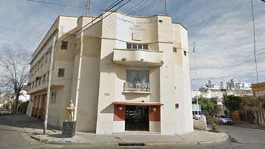 Agobiados por las deudas, voluntarios de bomberos venden su cuartel en Argentina