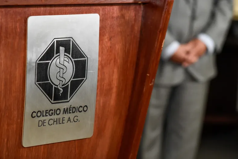 la batalla judicial que llevara el colmed tras agresion en cesfam de san miguel doctora termino con fractura nasal y se querellaran.webp