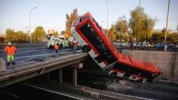 En libertad y con firma mensual queda conductor que chocó micro y la dejó colgando en Autopista Central