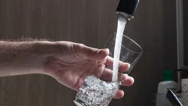 Le cortaron el agua y le exigieron pagar deuda generada por persona que se tomó su casa: Corte declaró ilegal el cobro