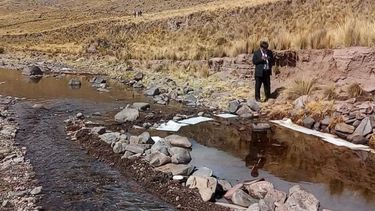 Alarma en Perú por muerte de peces de río tras derrame de petróleo en la zona