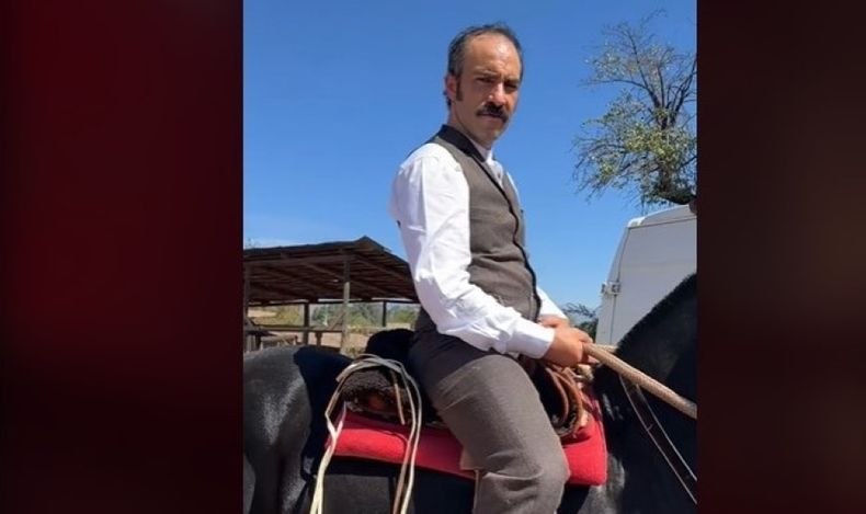 Gabriel Canas como Jose Luis Echenique en la version de Mega de El senor de la querencia.jpg