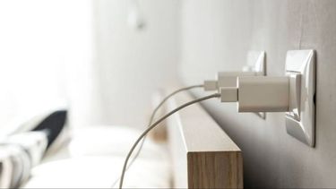 Cargadores de celulares en la mira del Sernac - Foto: Captura de video