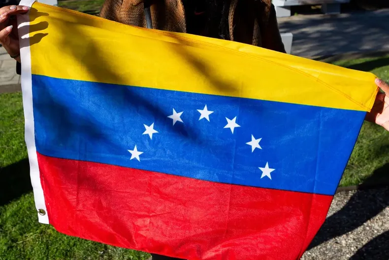 ciudadana venezolana ingreso por paso no habilitado y alego arraigo familiar suprema confirmo su expulsion de chile.webp