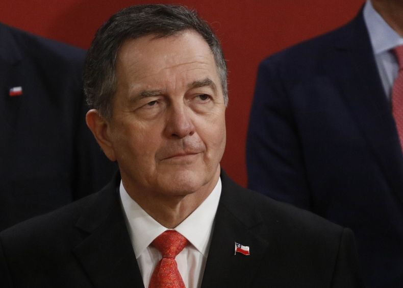 Roberto Ampuero.jpg