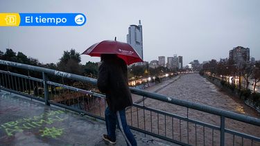 Lluvia en Santiago: Sistema frontal llega a la capital y a zona central saturada de agua