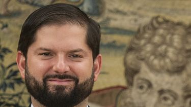 Data Influye: Desaprobación a Gabriel Boric y su gobierno baja cuatro puntos