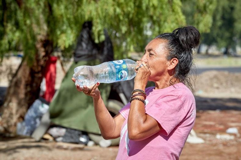 Hogar de Cristo entrega agua y protector solar e1706727798864.jpeg