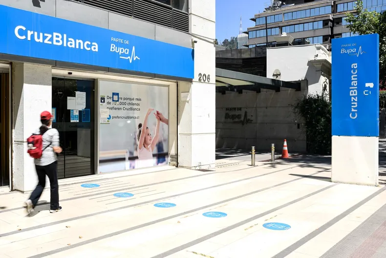 isapre la desafilio por supuesto uso indebido de licencias medicas corte ordeno reincorporarla y nego irregularidad.webp