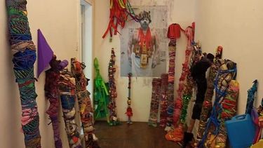 “Neochamanismos de la basura”: La reciente obra del artista Samuel Ibarra