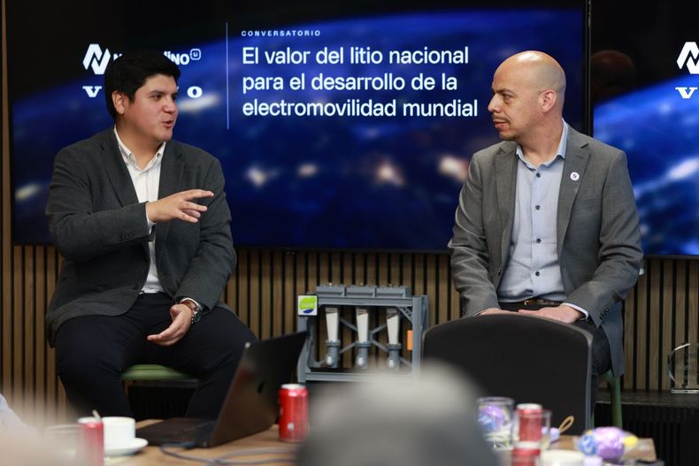 Novandino Litio y Volvo Cars Chile debatieron sobre el rol del litio en la electromovilidad. El proyecto Salar Futuro busca producir más mineral con menos agua y salmuera hasta 2060, mientras crecen las ventas de vehículos eléctricos.