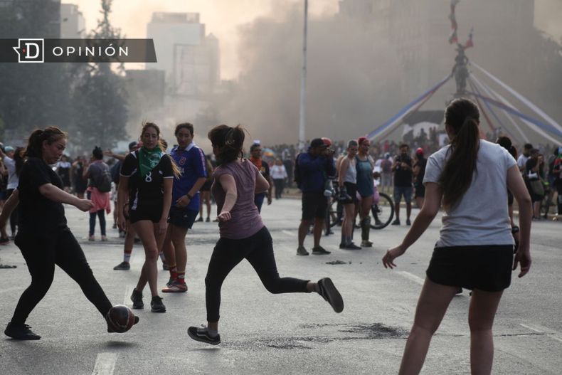 5998 mujeres jugando futbol en la calle durante el estallido soci.jpg