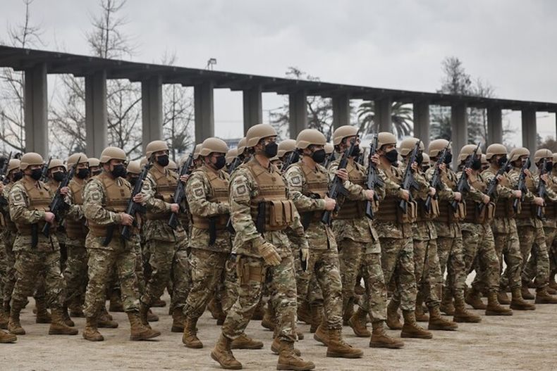 Desfile de militares Agencia Uno.jpeg