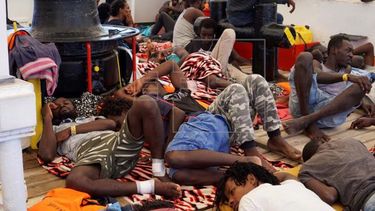 Ya no podemos garantizar la seguridad de las personas a bordo: Open Arms se declara en situación de necesidad tras 16 días sin poder desembarcar