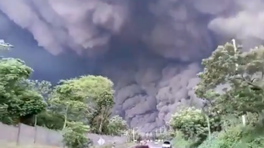 VIDEO| El registro que muestra la desesperada huida de una familia ante la erupción del Volcán de Fuego en Guatemala