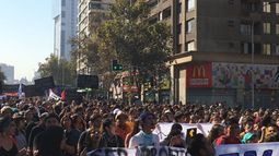 #ChileYaDecidió Primera gran marcha avanza por la Alameda y aparecen primeros incidentes con Carabineros