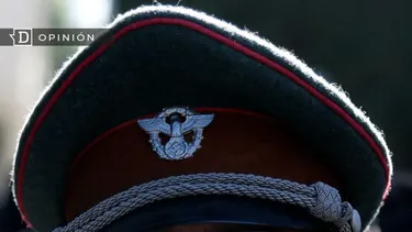 El Desconcierto | 12998 zoom a gorra nazi de persona en una marcha.webp