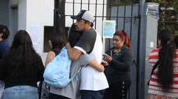 Padre abrazando a su hija a la entrada de un colegio / Agencia Uno Padre abrazando a su hija a la entrada de un colegio / Agencia Uno