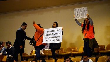 La barra brava de Hernán Larraín en la interpelación de Hertz: Libertad a los héroes del 73