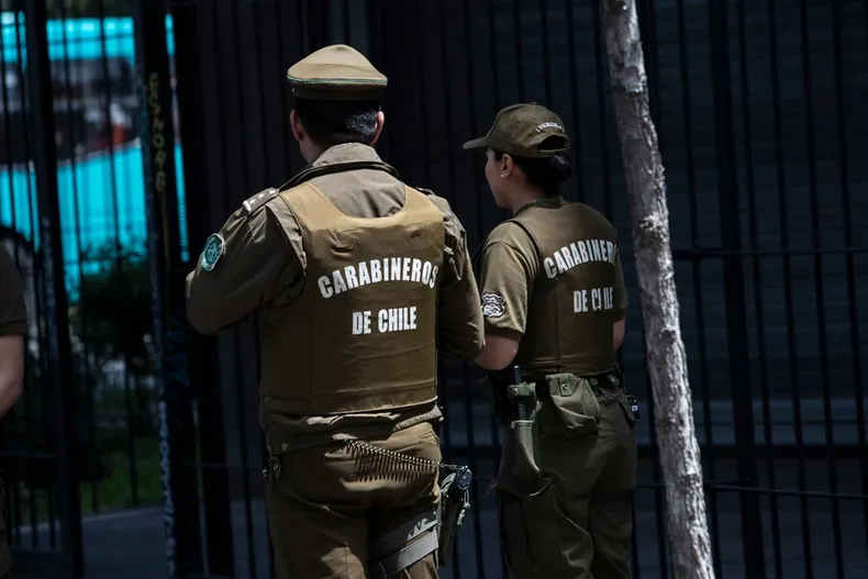 como carabineros judicializan expulsiones y sanciones para evitar salir de filas  fallos judiciales obligan a restituir sueldos y reconsiderar bajas.webp