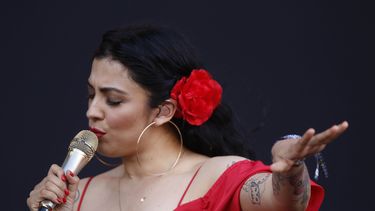 REDES| A lo Freddy Krueger: Mon Laferte sueña que Piñera la persigue por un túnel