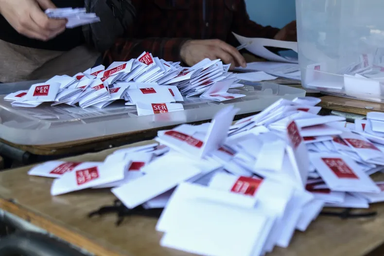 joven con autismo severo fue multada por no votar en plebiscito de 2023 corte anulo sancion por discriminatoria.webp