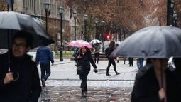 Cerca de 20 mil casas sin energía eléctrica por lluvias en Región Metropolitana