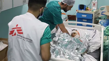 Los niños gritan: Más de mil cirugías, 600 curas y hasta 100 pacientes diarios atienden médicos en Gaza