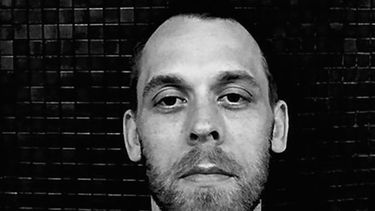 Hijo de Paul Auster fallece por sobredosis de drogas: Fue acusado por la muerte de su hija