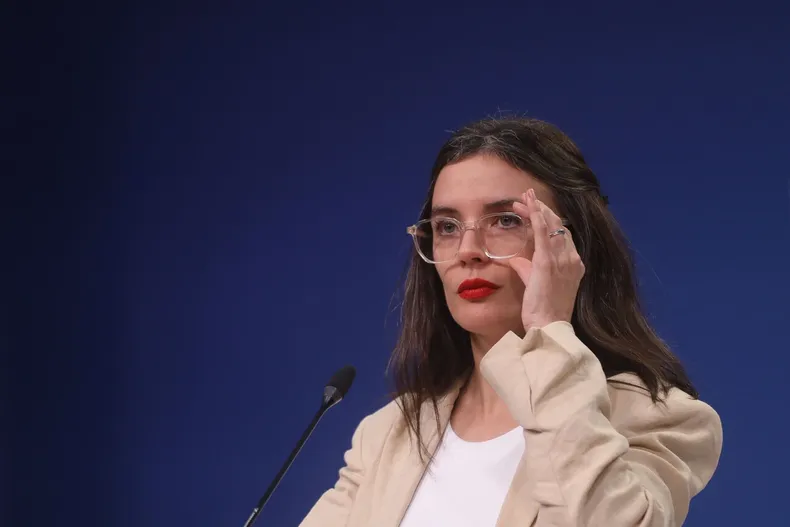 camila vallejo esto hay que manejarlo con responsabilidad sobre pension de hija de bernarda vera.webp