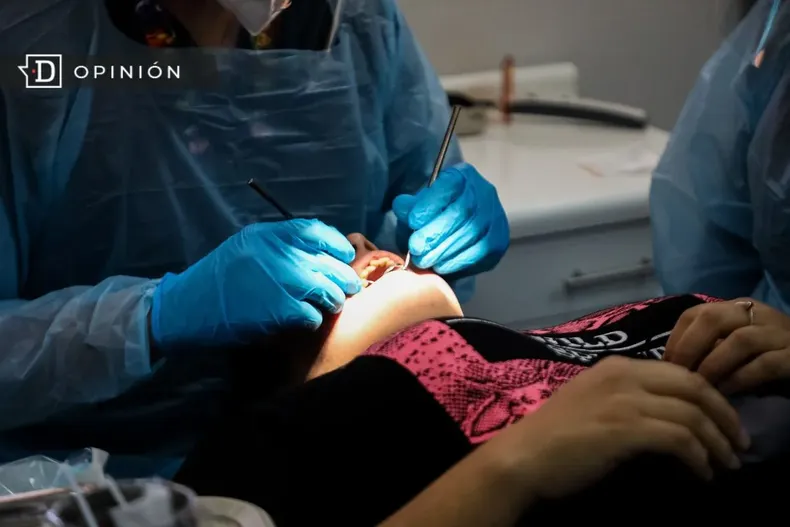 21060 dentistas atendiendo a una persona.webp