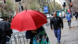 ¿Y la lluvia? Eduardo Sáez se la juega y confirma qué día precipitará en Santiago