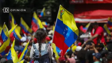 El Desconcierto | 28359 una nina sobre los hombros de su padre con la bandera de ven.webp