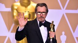 Ex esposa de Gary Oldman: Felicitaciones a la Academia por otorgar no solo a uno, sino a dos maltratadores un Oscar