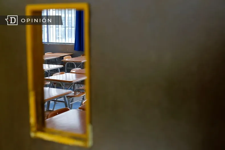 10962 sala de clases vacia vista a traves de una ventanilla en la .webp