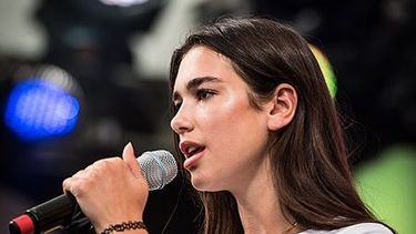Alto al fascismo: Dua Lipa expulsa a modelo que tenía camiseta de Bolsonaro